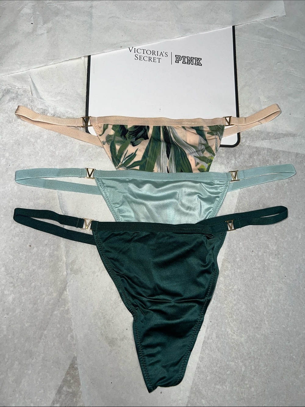 (M) 3pk Victoria's Secret V String Thongs in Beige, Mint & Forest - Picture 2 of 7